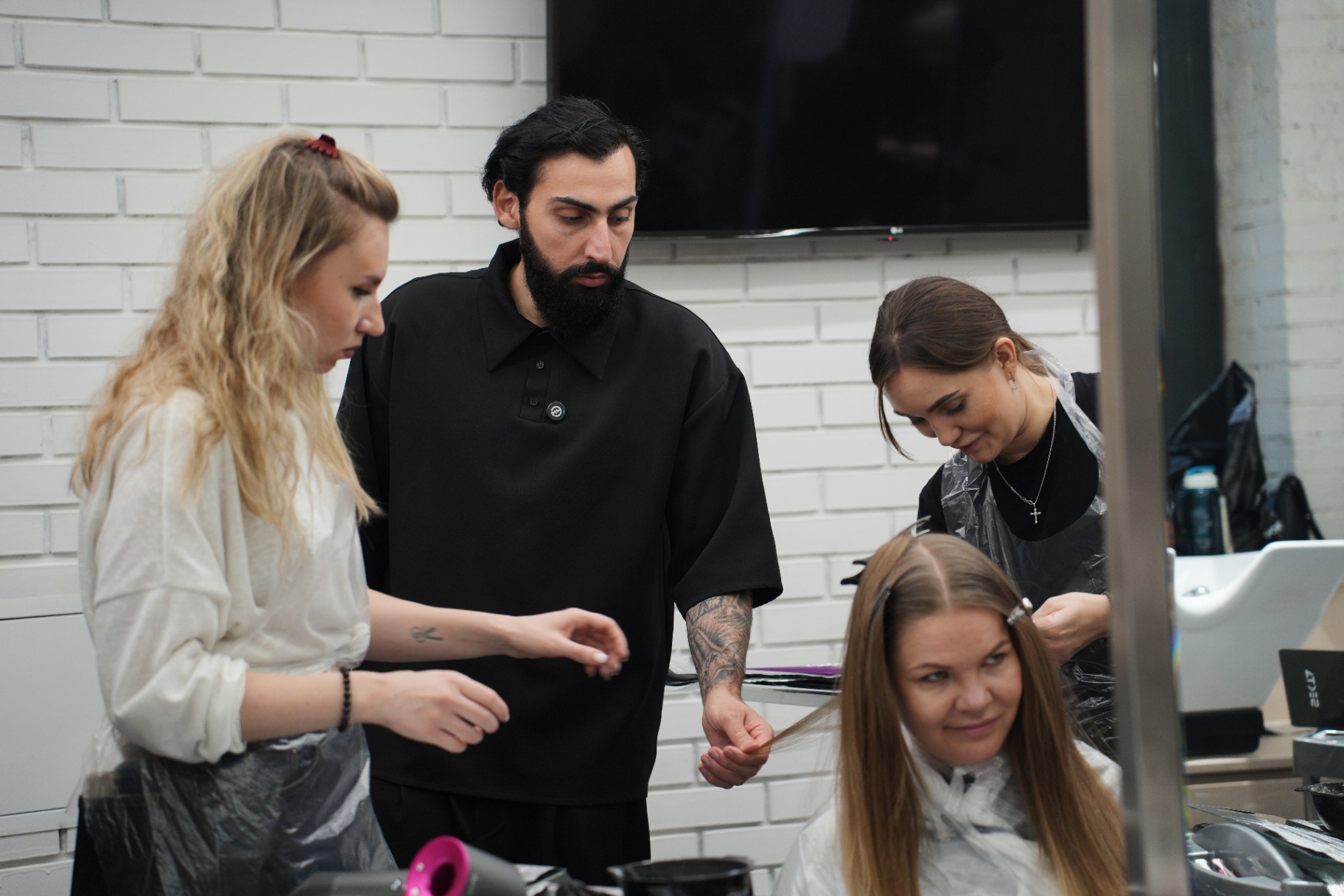 Correzione tecnica con allieve in salone