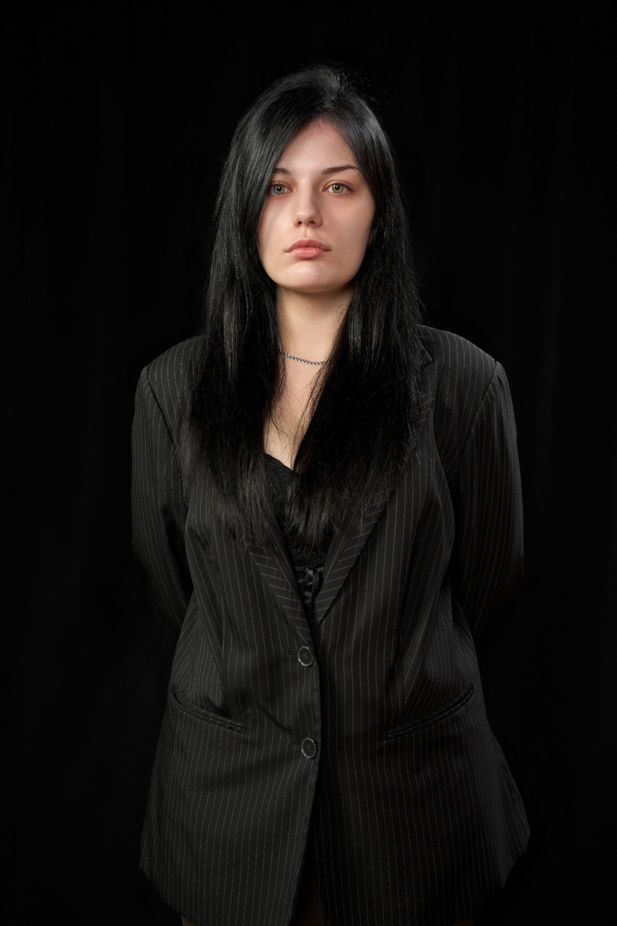 Modella con capelli neri lisci prima del lavoro tecnico di Elena Stadnik