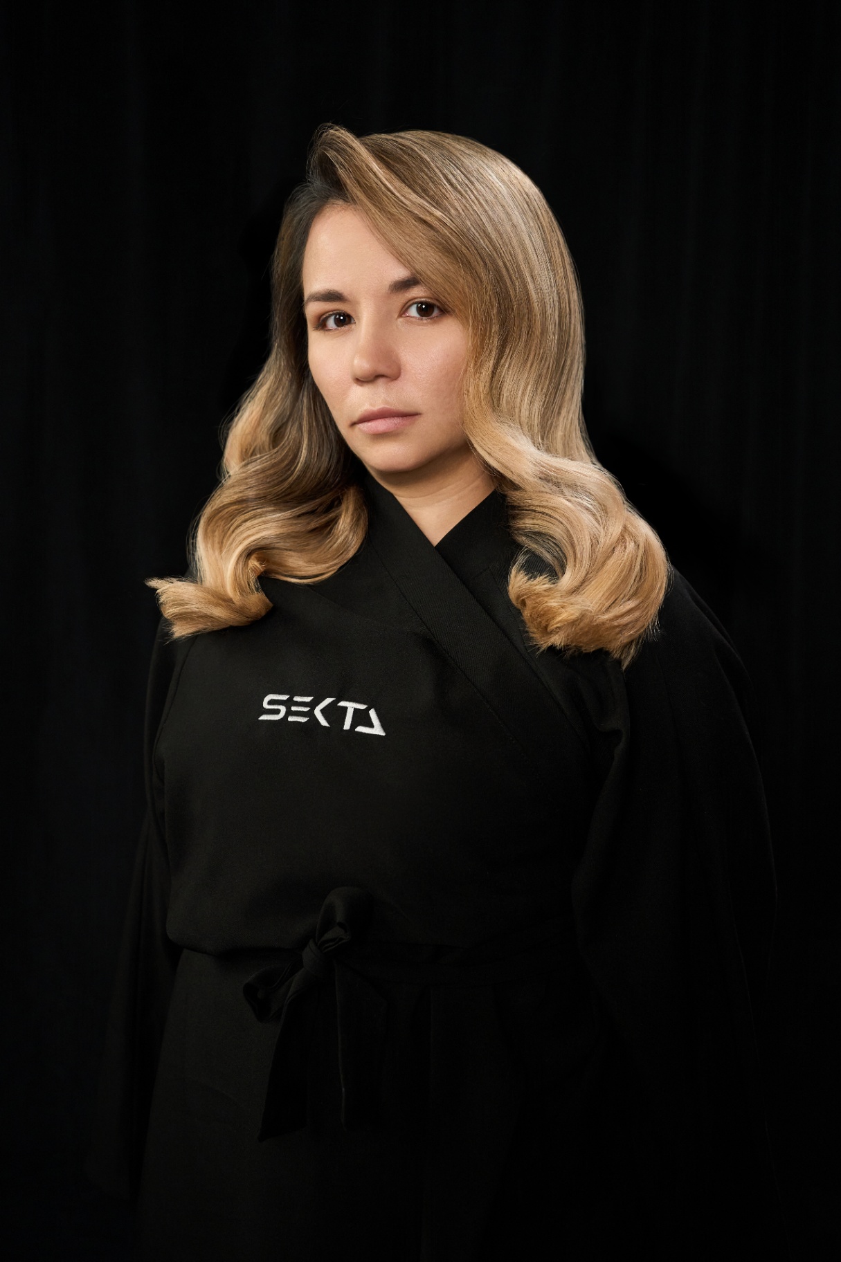 Look blonde definito con finish elegante firmato Elena Stadnik