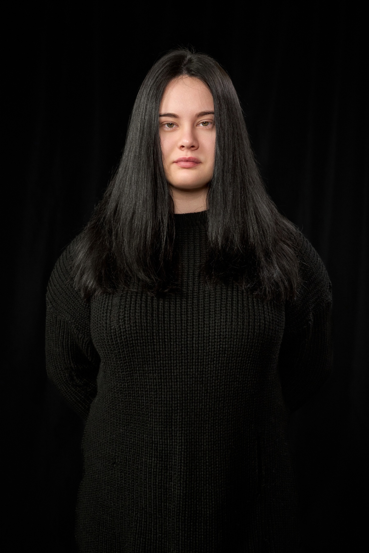 Modella con capelli scuri e styling minimale in backstage