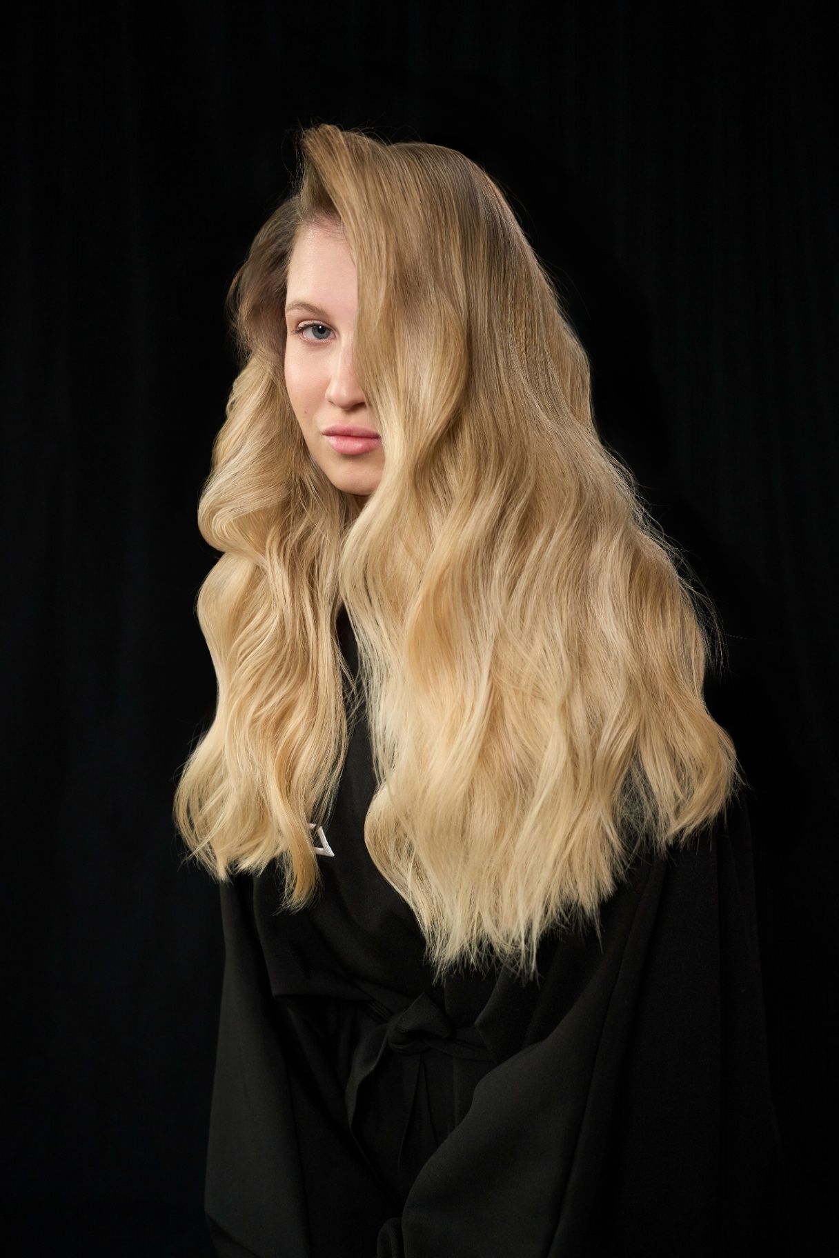 Blonde voluminoso con styling editoriale in backstage evento