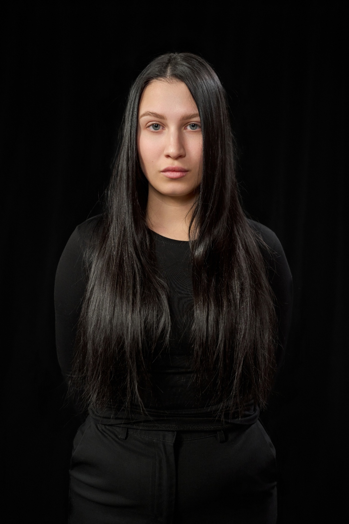 Modella con capelli scuri lunghi durante la presentazione tecnica